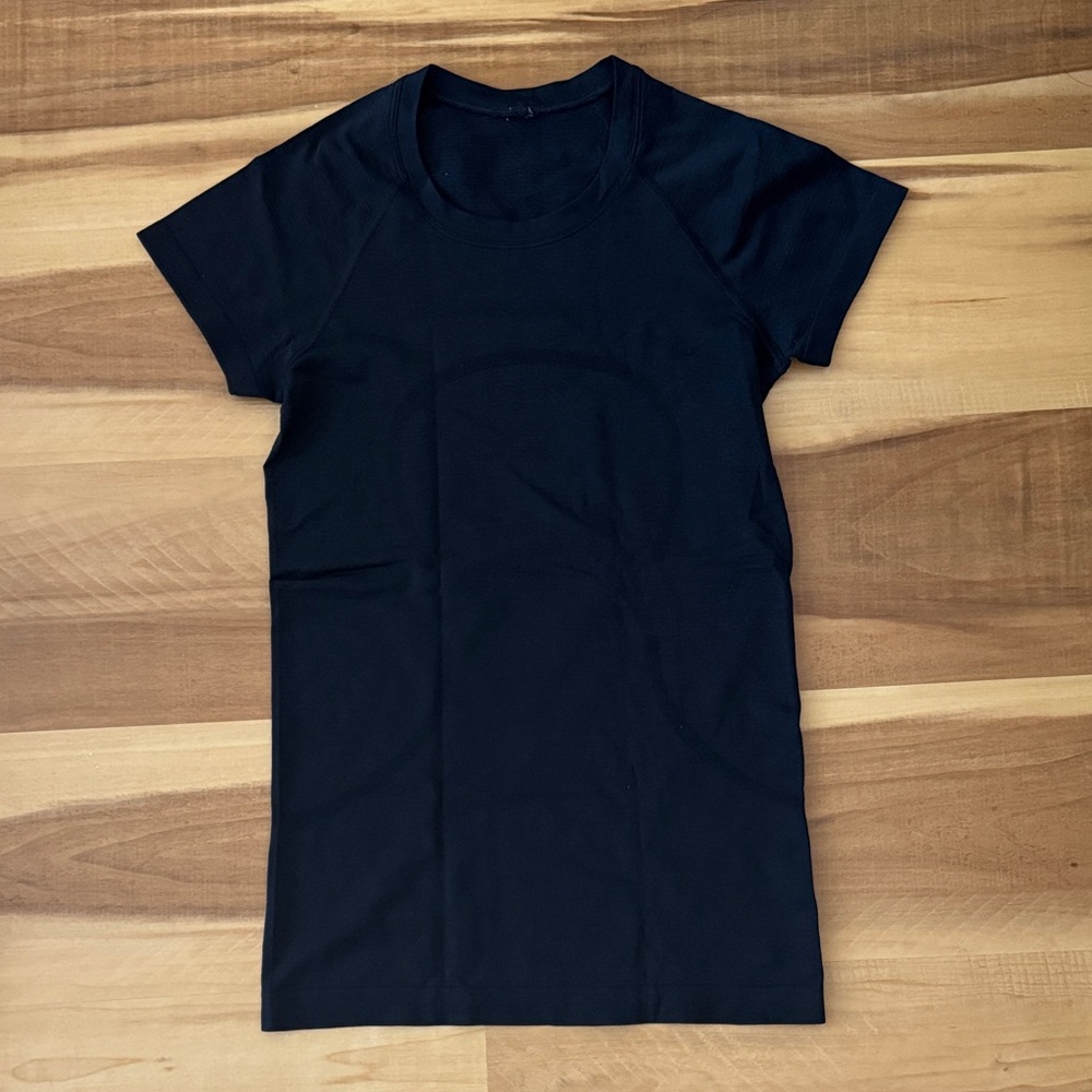 Women’s Lululemon Swiftly Tech Short Sleeve Shirt 2.0 - true navy